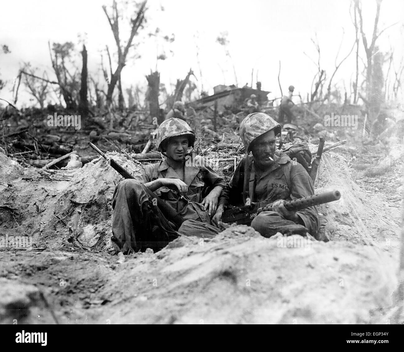 Bataille de Peleliu Septembre-novembre 1944. Les Marines américains au cours d'une pause dans les combats. Banque D'Images