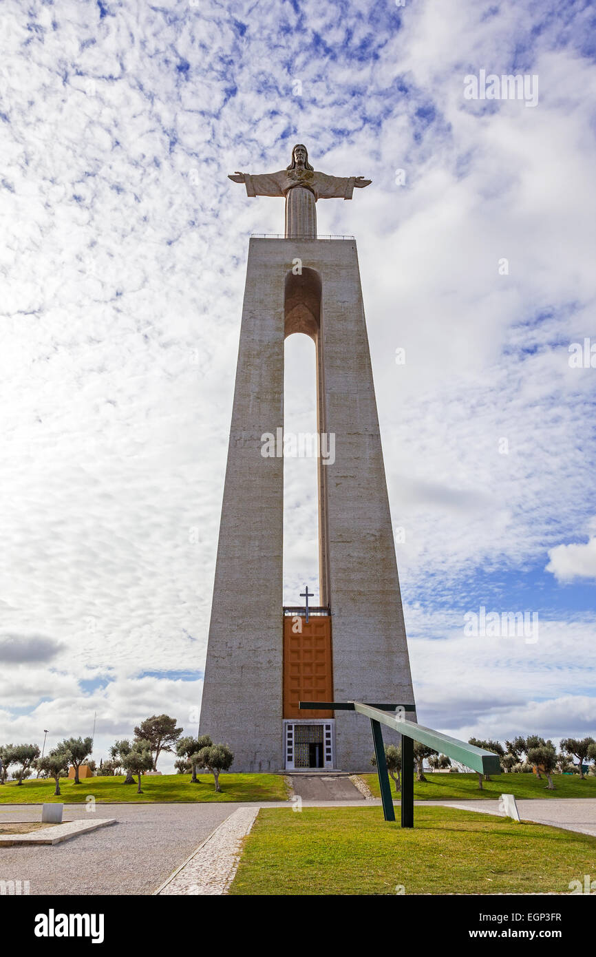 Le Christ Roi ou Cristo-Rei Sanctuary à Almada, la deuxième plus visité des sanctuaires dans le Portugal. Banque D'Images