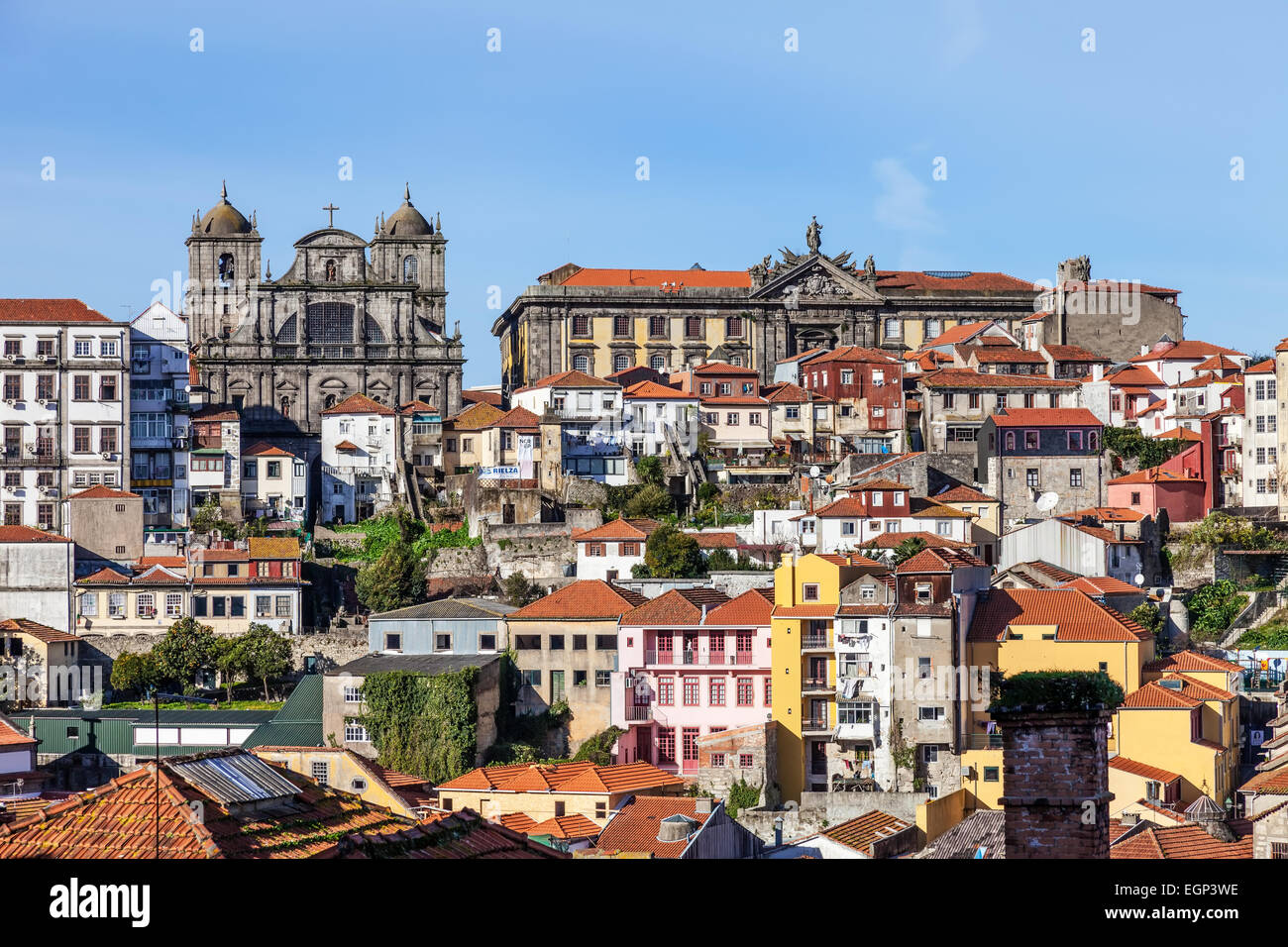 Porto, Portugal. Les toits de la vieille partie de la ville de Porto avec une vue sur le Monastère de São Bento da Vitoria sur la gauche Banque D'Images