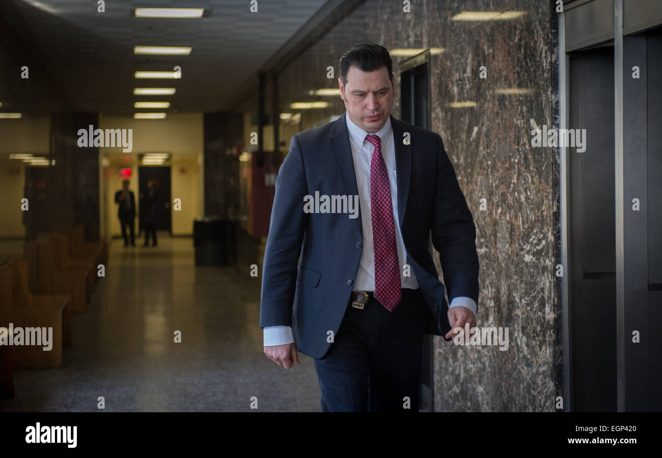 Manhattan, New York, USA. Feb 27, 2015. Det NYPD. JAMES LAMENDOLA en dehors de la salle d'audience du procès de Pedro Hernandez, accusé du meurtre de l'Etan Patz, Vendredi 27 Février, 2015. Credit : Bryan Smith/ZUMA/Alamy Fil Live News Banque D'Images