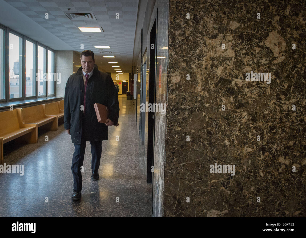 Manhattan, New York, USA. Feb 27, 2015. Det NYPD. JAMES LAMENDOLA quitte l'audience à la fin de la journée au procès de Pedro Hernandez, accusé du meurtre de l'Etan Patz, Vendredi 27 Février, 2015. Credit : Bryan Smith/ZUMA/Alamy Fil Live News Banque D'Images