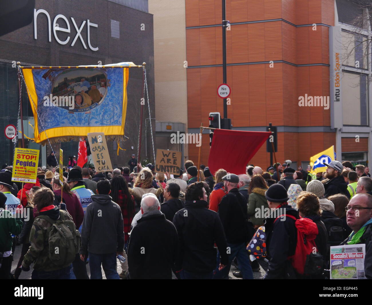 Newcastle Upon Tyne, au Royaume-Uni. 28 février 2015. Les manifestants se rassemblent pour protester contre l'Unite de Newcastle le racisme et l'apparition de l'organisation anti-islamique, Pegida, à Newcastle upon Tyne. Credit : Victor W. Adams / Alamy Live News Banque D'Images