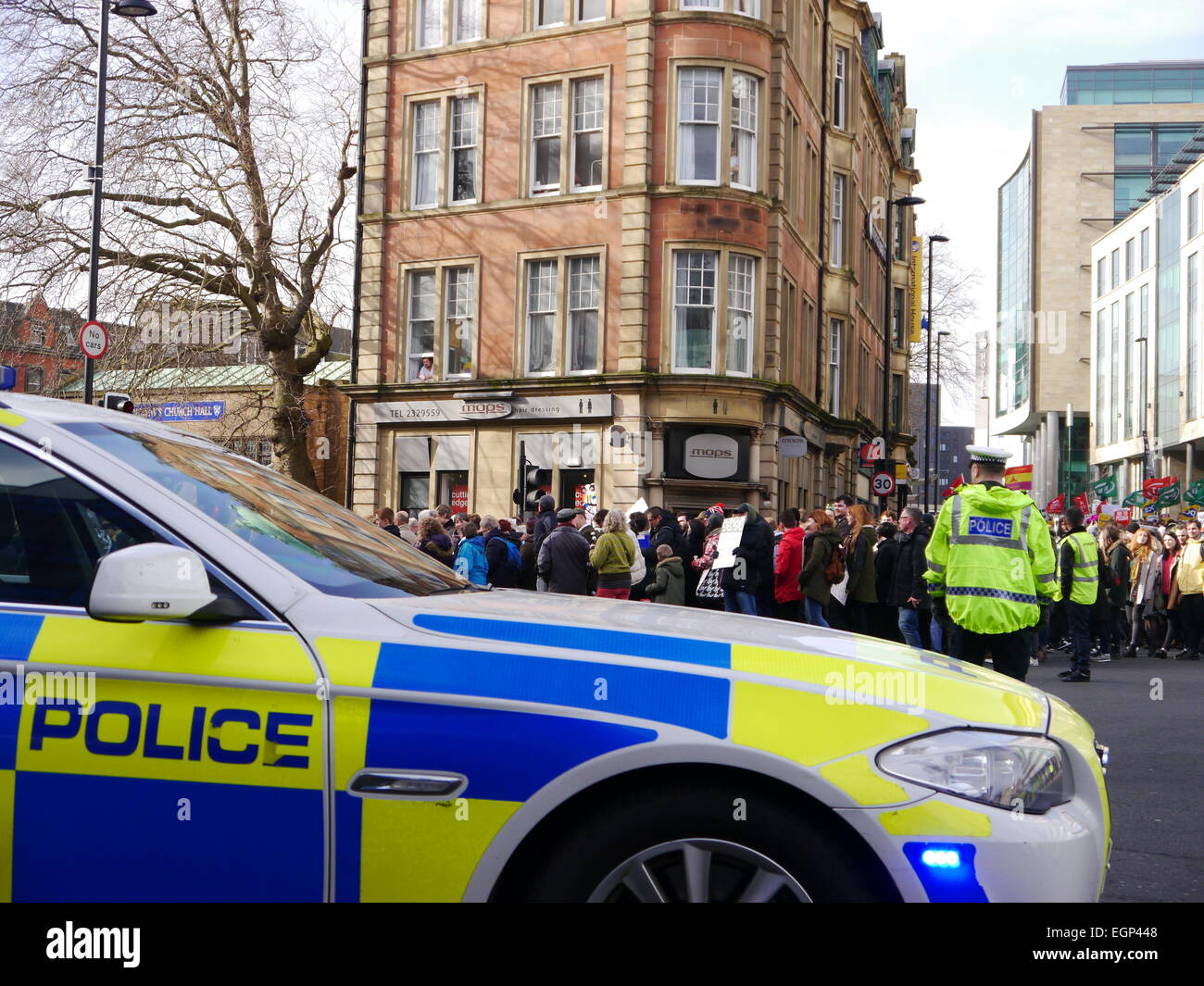 Newcastle Upon Tyne, au Royaume-Uni. 28 février 2015. Assister à la police alors que les manifestants se rassemblent pour protester contre l'Unite de Newcastle le racisme et l'apparition de l'organisation anti-islamique, Pegida , à Newcastle upon Tyne. Credit : Victor W. Adams / Alamy Live News Banque D'Images