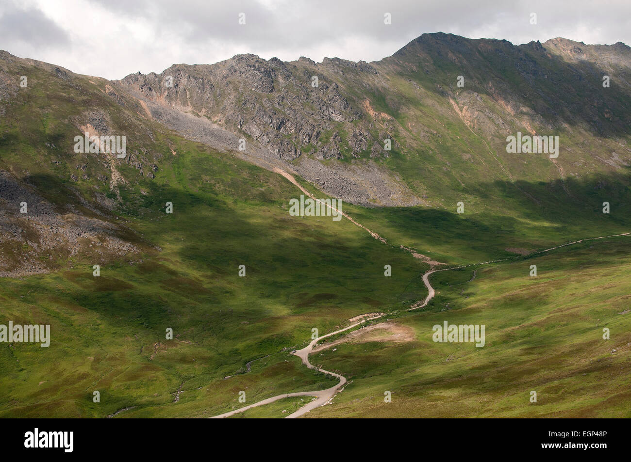 Hatcher pass road en Alaska formant un ruban dans la distance Photo