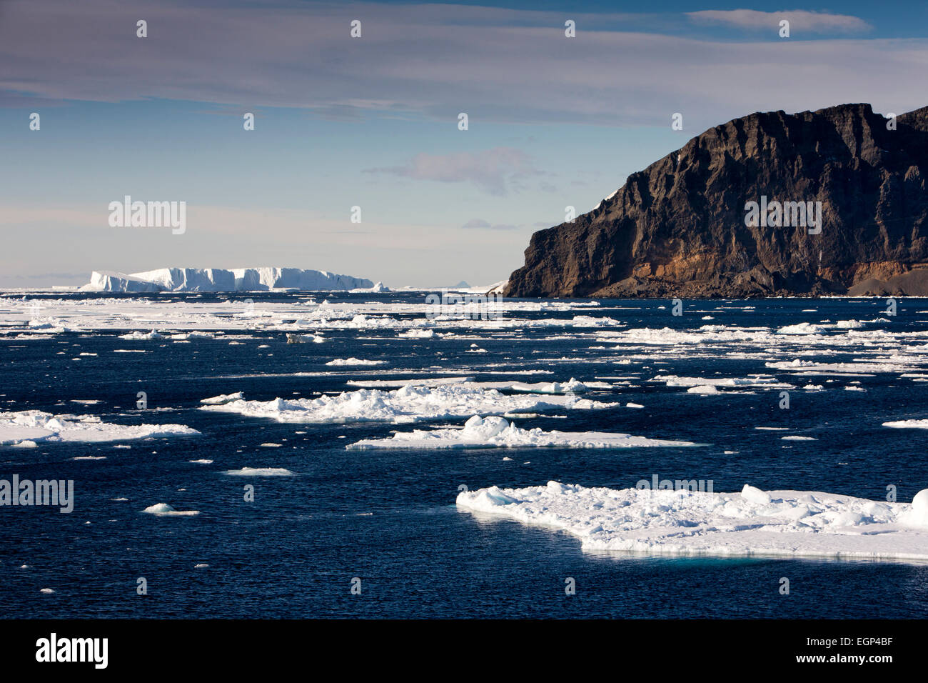 L'antarctique, mer de Weddell, banquise flottante au large promontoire rocheux Banque D'Images