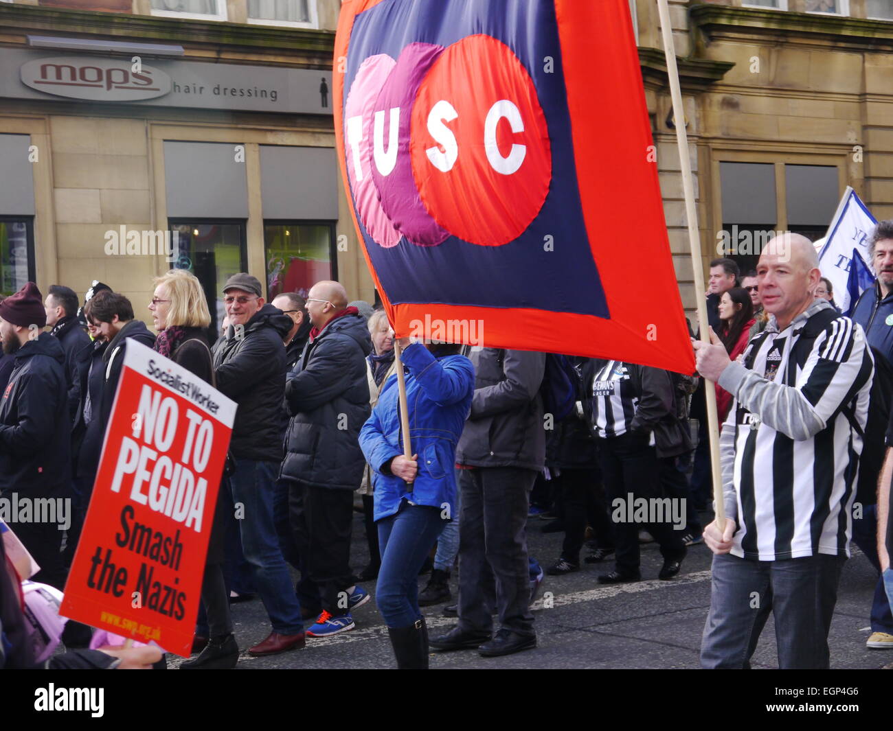 Newcastle upon Tyne, au Royaume-Uni. 28 février 2015. Les manifestants se rassemblent pour protester contre l'unite de newcastle le racisme et l'apparition de l'organisation anti-islamique, pegida, à Newcastle upon Tyne. crédit : victor w. adams / alamy live news Banque D'Images