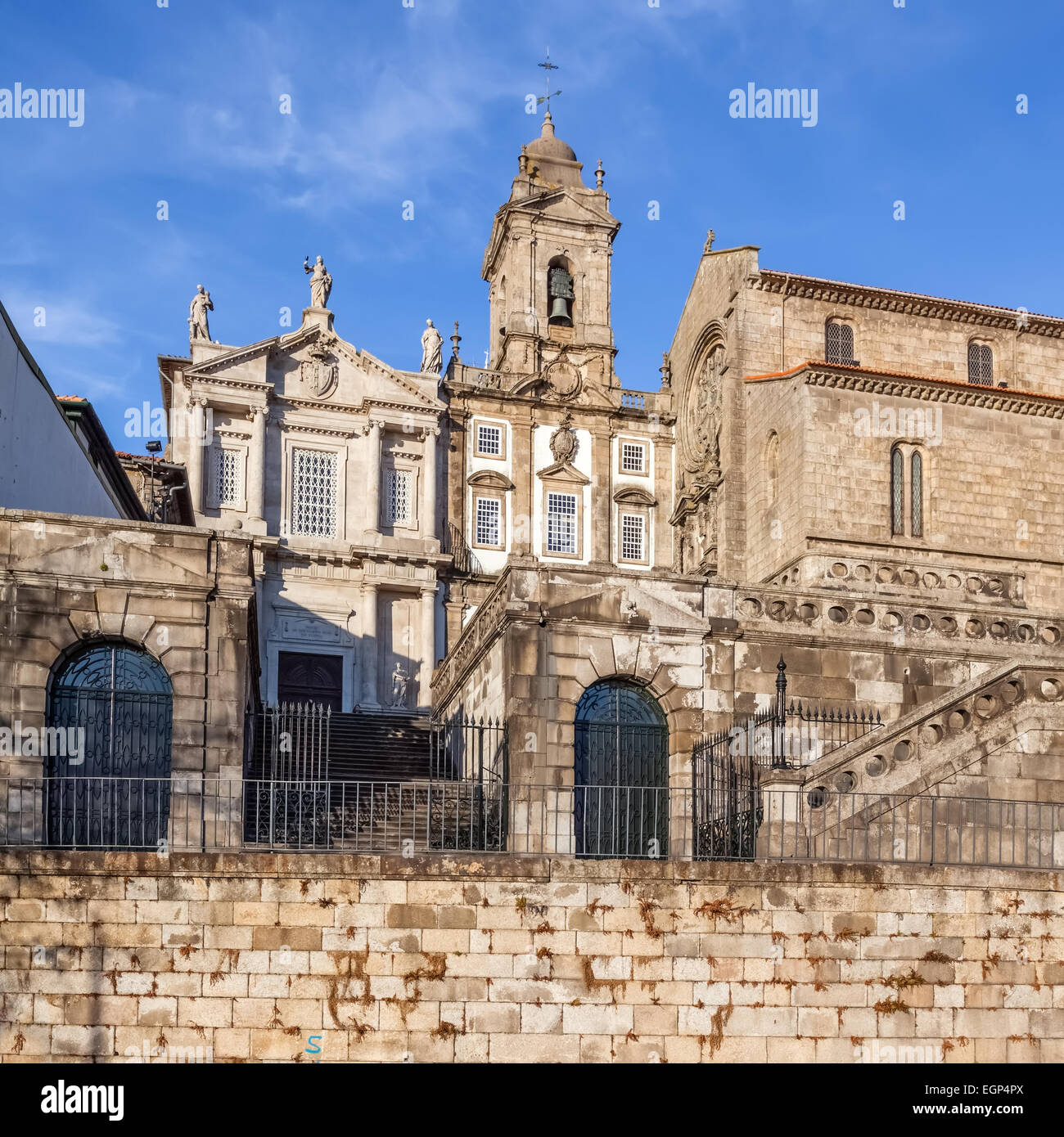 Porto, Portugal. L'église de São Francisco, la droite, le 14e siècle de style gothique. Terceiros de Sao Francisco Church, à gauche, dans un style néoclassique Banque D'Images