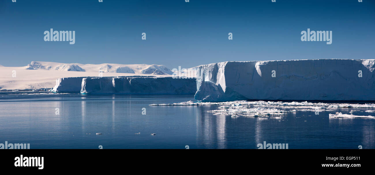 Ant078l'Antarctique, mer de Weddell, grand iceberg tabulaire flottante, vue panoramique Banque D'Images