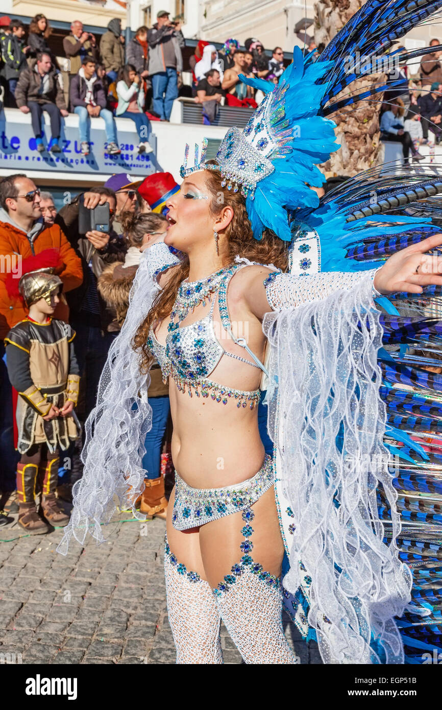 Danseuse de Samba brésilienne appelée Passista dans le style Carnaval de Rio de Janeiro Parade. L'Passista est l'un des acteurs les plus sexy Banque D'Images