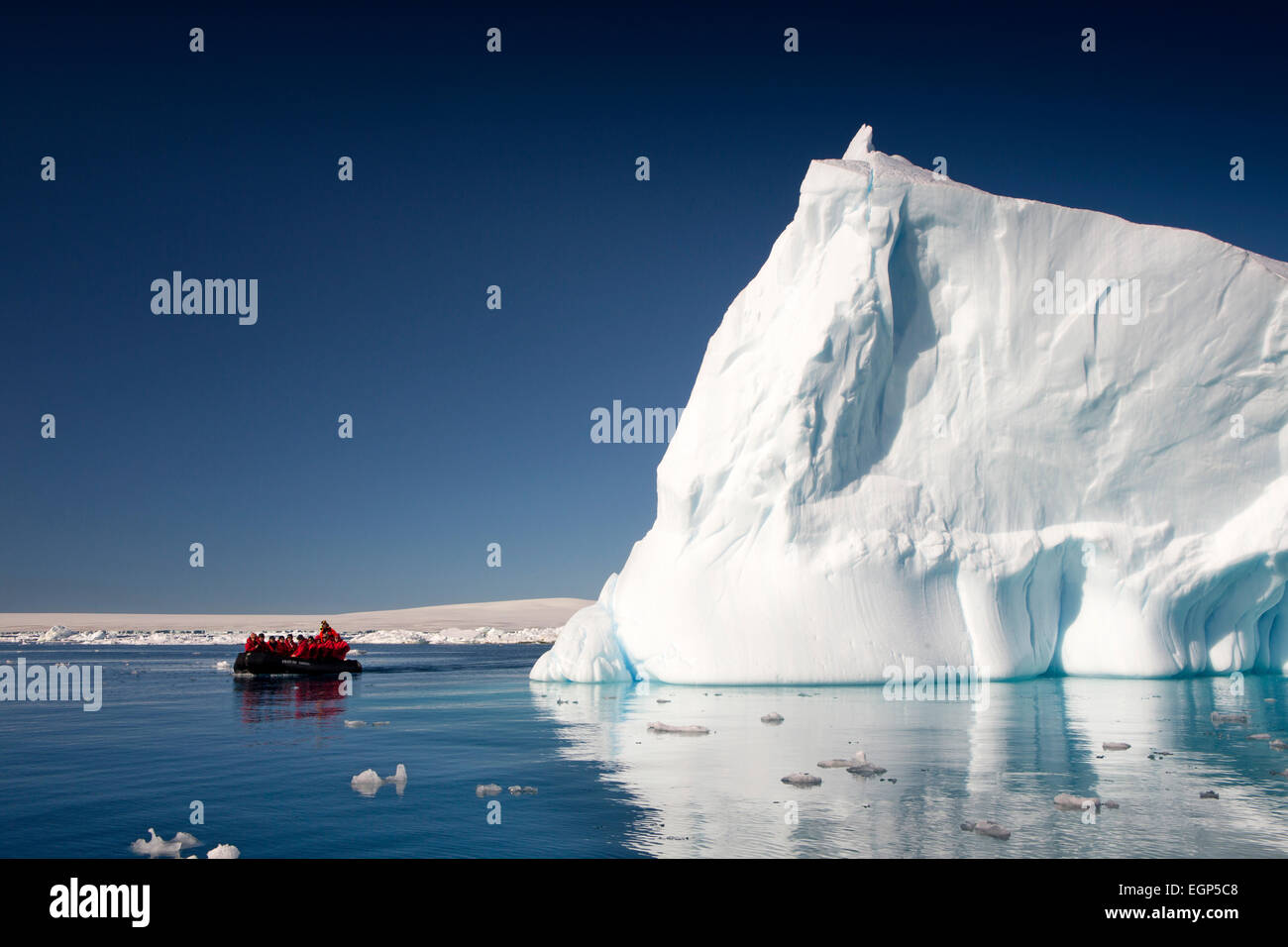 L'antarctique, mer de Weddell, Antarctique croisière zodiac affichage gros iceberg Banque D'Images
