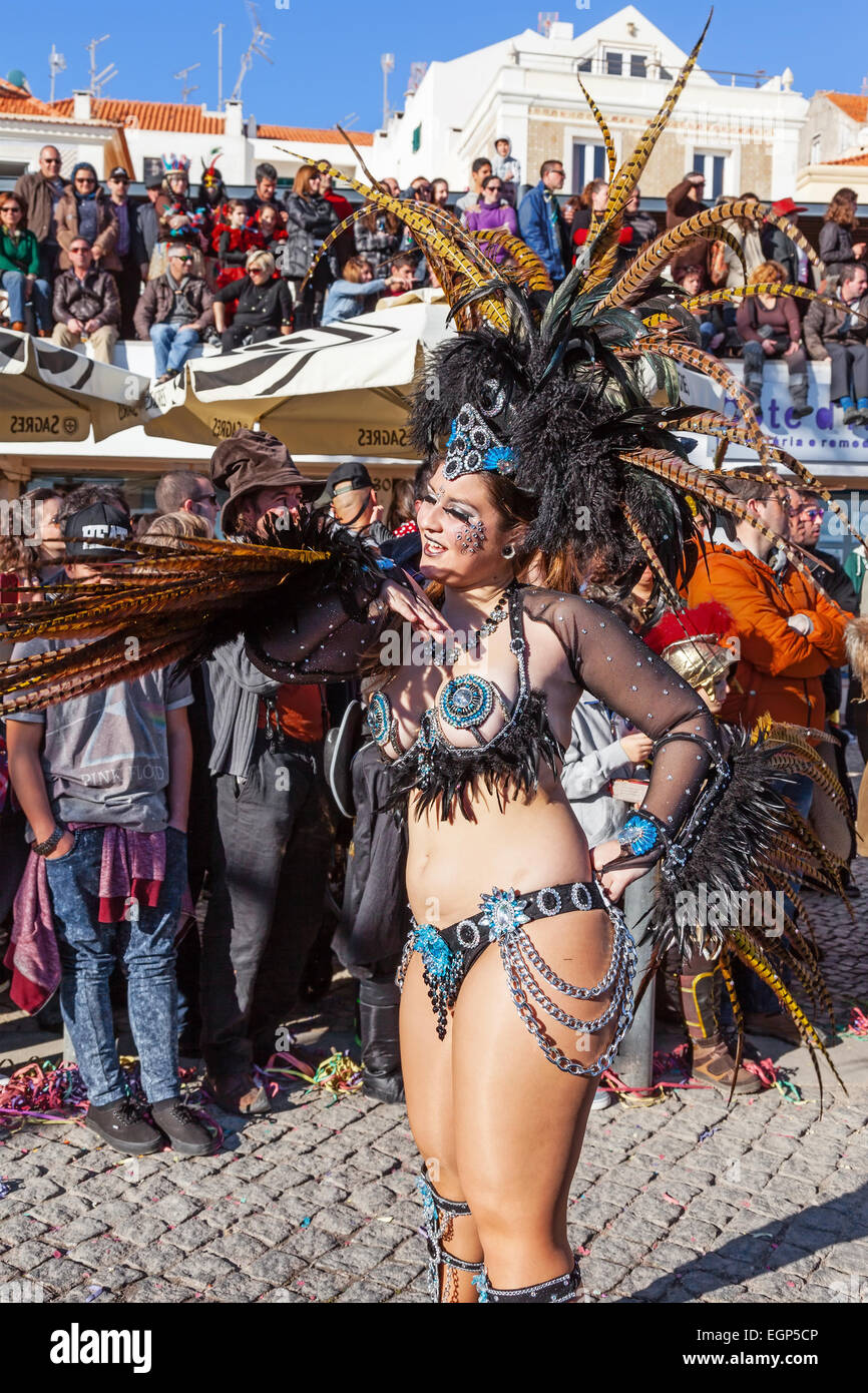 Danseuse de Samba brésilienne appelée Passista dans le style Carnaval de Rio de Janeiro Parade. L'Passista est l'un des acteurs les plus sexy Banque D'Images