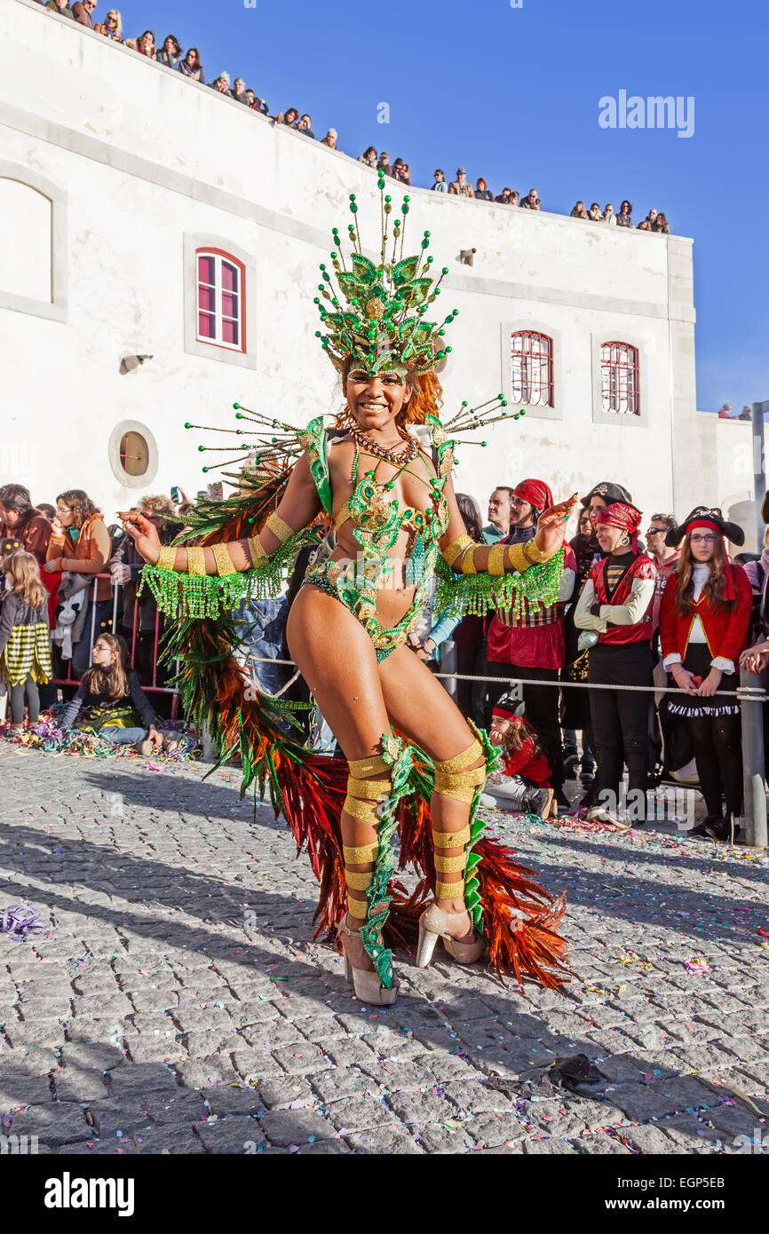 Danseuse de Samba brésilienne appelée Passista dans le style Carnaval de Rio de Janeiro Parade. L'Passista est l'un des acteurs les plus sexy Banque D'Images