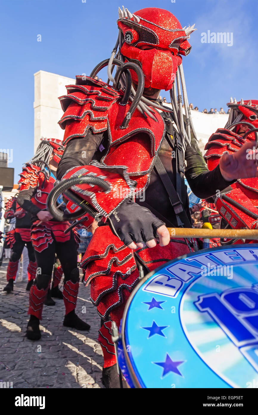 Bateria, la section musicale de l'école de samba, de jouer pour les danseurs dans le style Carnaval de Rio de Janeiro parade. Banque D'Images