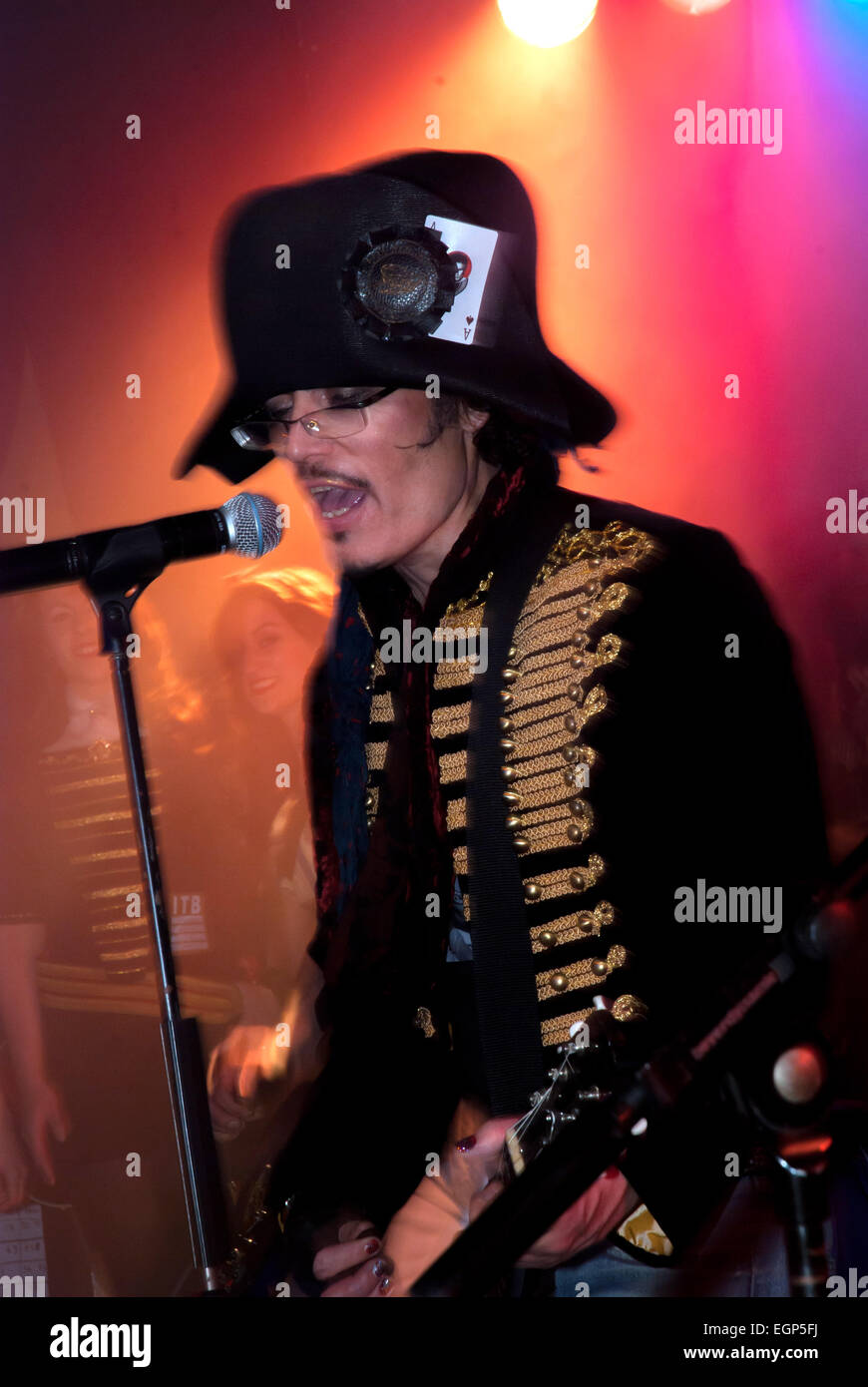 Adam Ant holding guitar out live on stage Banque D'Images