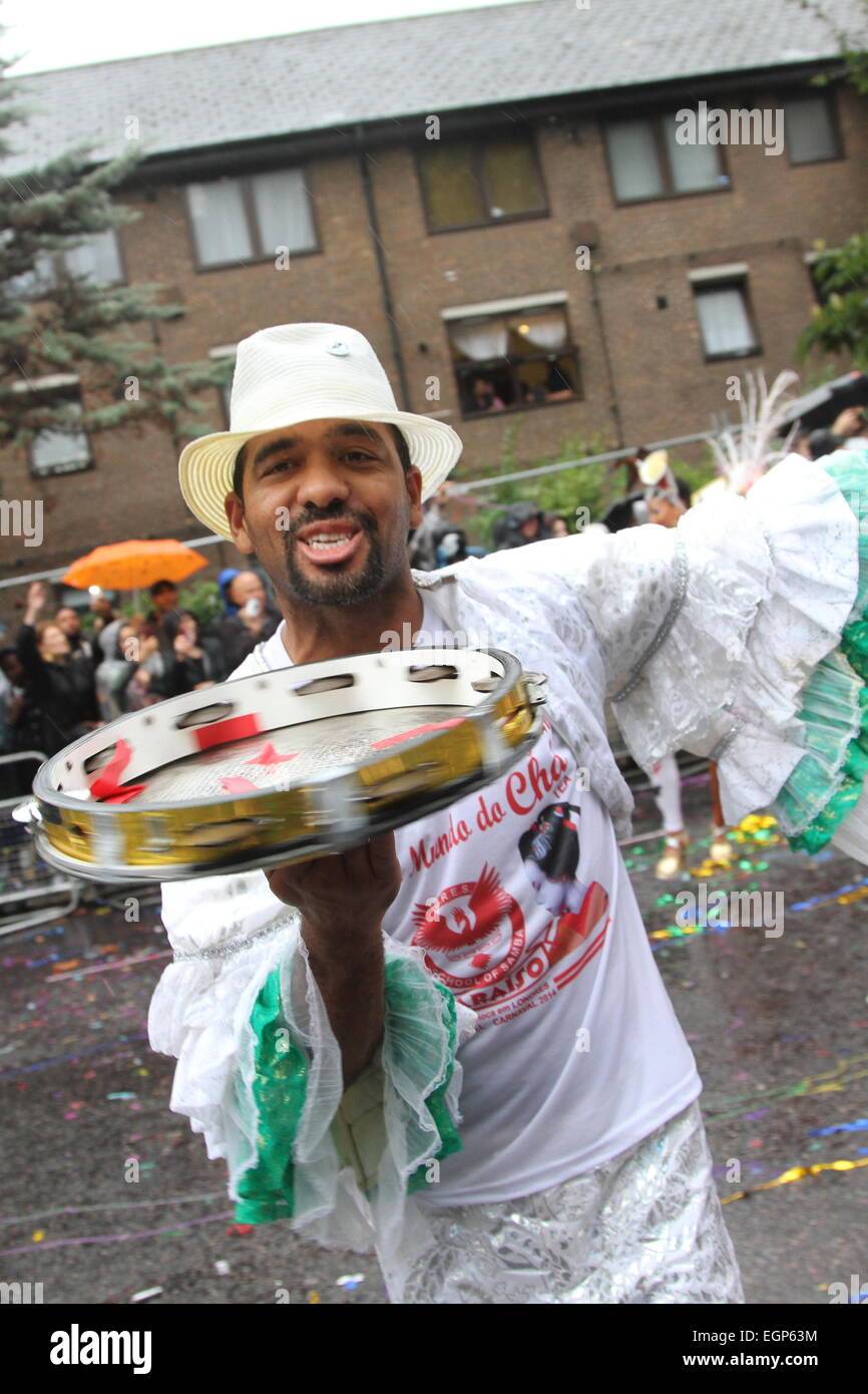 Notting Hill Carnival revelers brave la pluie d''atmosphère où : London, Royaume-Uni Quand : 26 août 2014 Banque D'Images