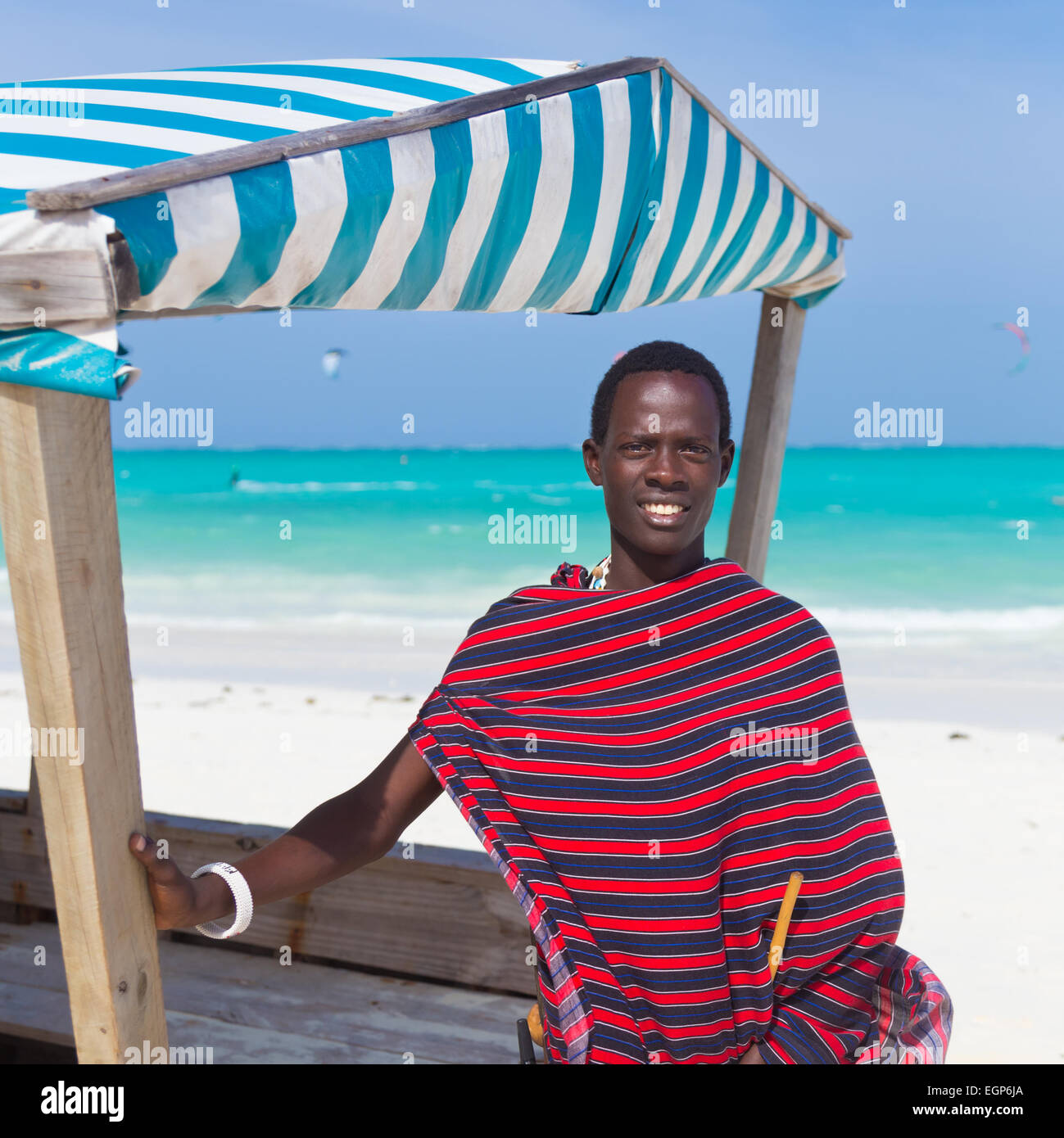 Traditonaly homme noir habillé sur la plage. Banque D'Images