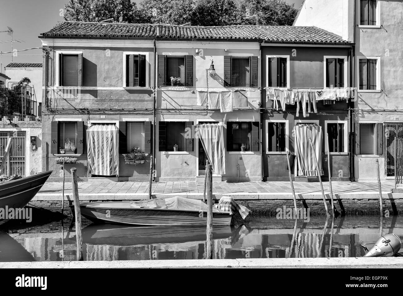 Les bâtiments traditionnels à Burano, Venise. Le noir et blanc Banque D'Images