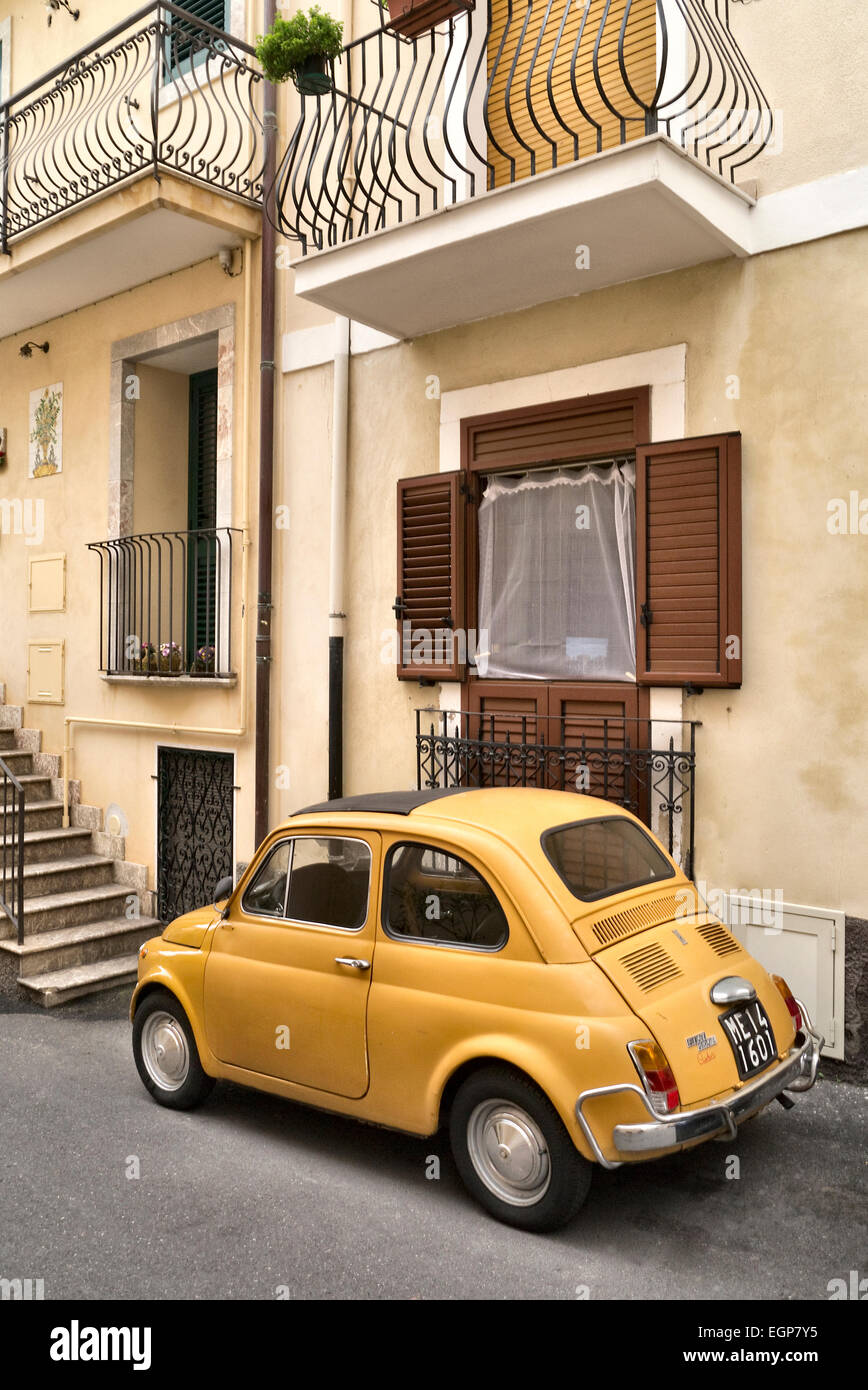 Fiat 500 Classic garée dans la rue en Sicile Banque D'Images