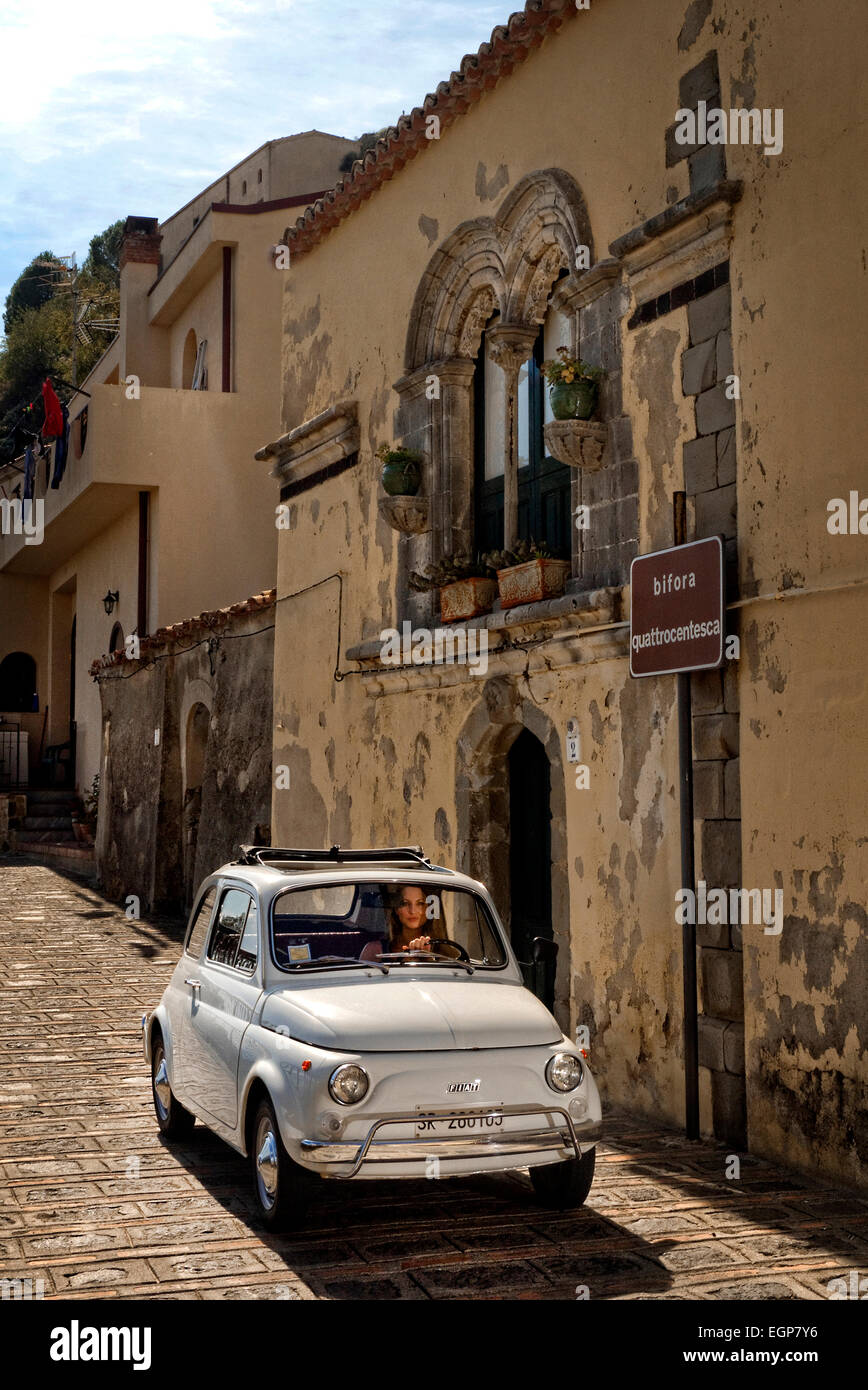Fiat 500 Classic conduisant le village de Savoca Sicile Banque D'Images