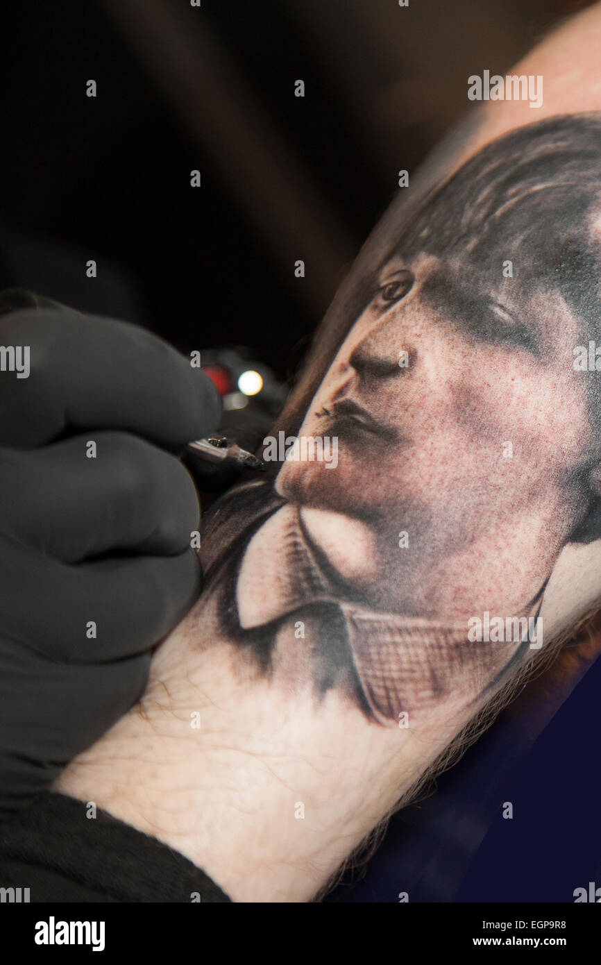 Manchester, Royaume-Uni 28th février 2015. The Beatles au Manchester International Tattoo Show 14th. Ce week-end, des milliers d'amateurs de tatouage se sont enfuis à Manchester pour se faire découvrir par certains des meilleurs artistes du monde. Le Manchester International Tattoo Show est retourné à Manchester Central samedi et dimanche avec une gamme de plus de 250 tatoueurs et perforateurs de corps de partout au Royaume-Uni, en Europe et aux États-Unis. Banque D'Images