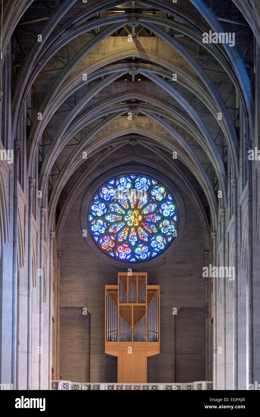 Détail orgue à tuyaux et rond vitrail dans la Cathédrale Grace, Nob Hill, San Francisco. Banque D'Images