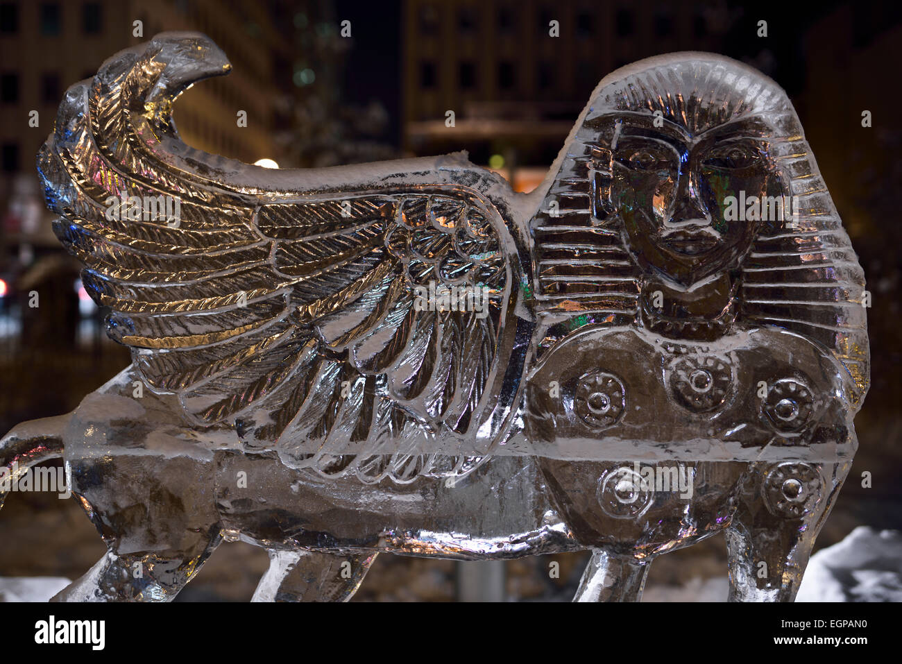 Sphynx ailé à des sculptures en glace Bloor Yorkville Village Park Toronto Icefest annuelle Cumberland street at night Banque D'Images