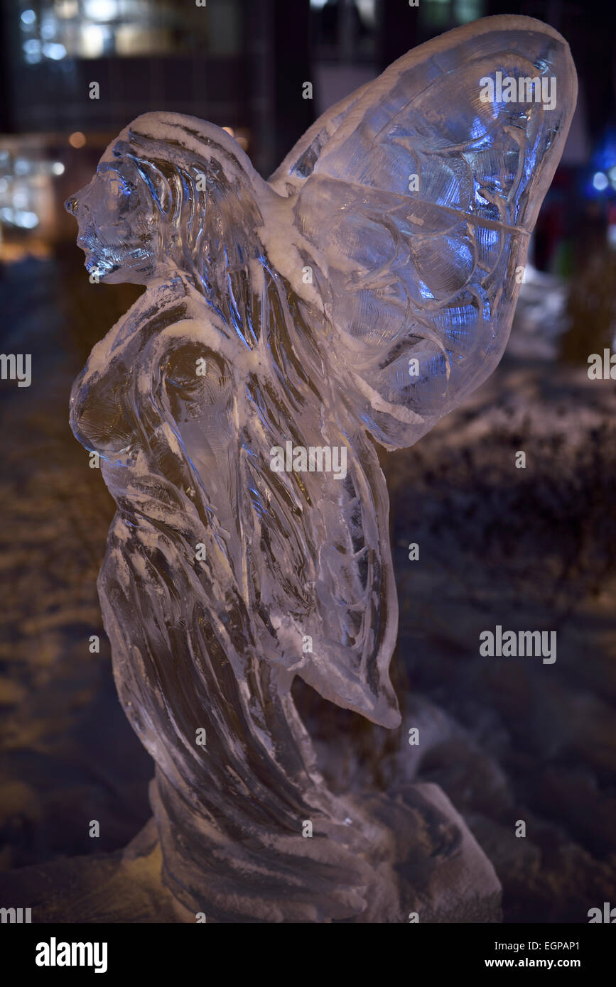 Sculpture sur glace féminin avec des ailes à Bloor Yorkville Toronto icefest annuel park village Banque D'Images
