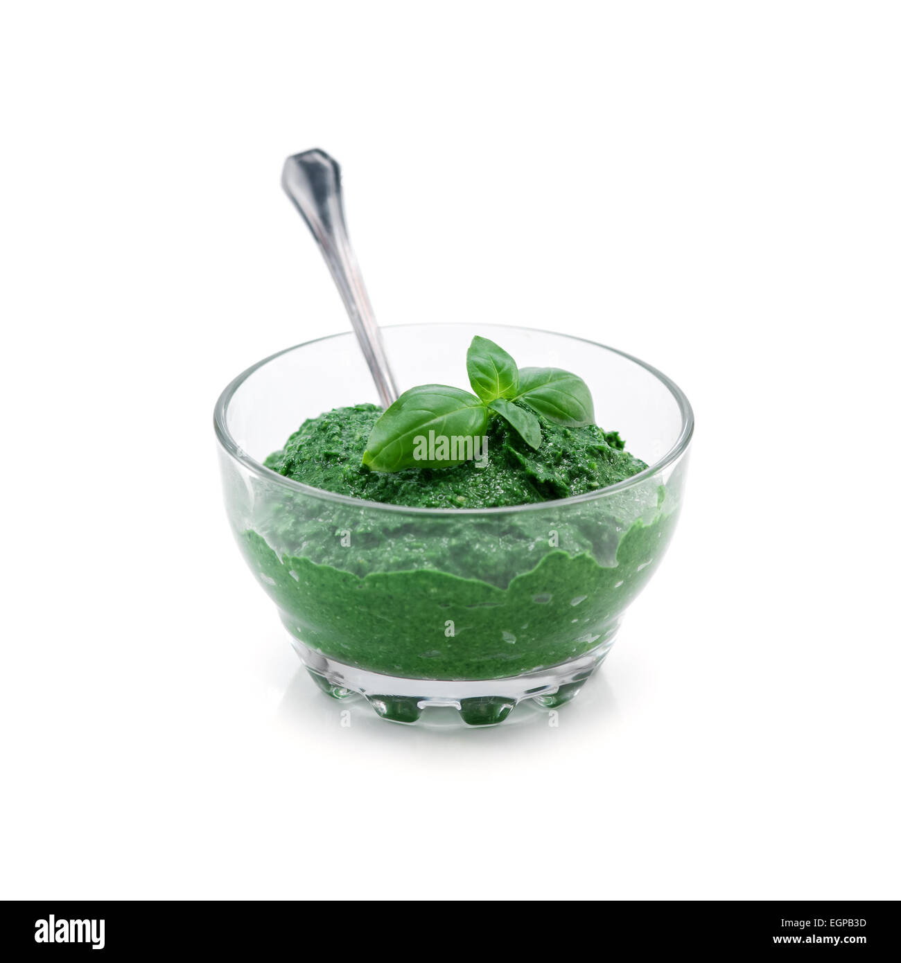 Pesto sauce isolated on white Banque D'Images
