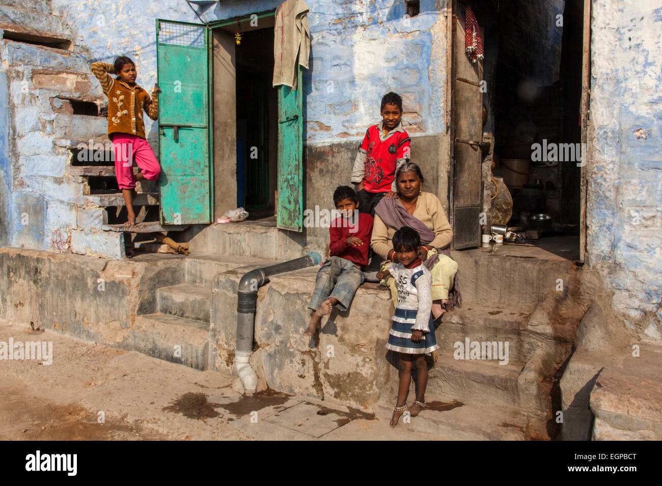 Une famille indienne, assis à l'extérieur de leur maison à Jodhpur, Inde Banque D'Images