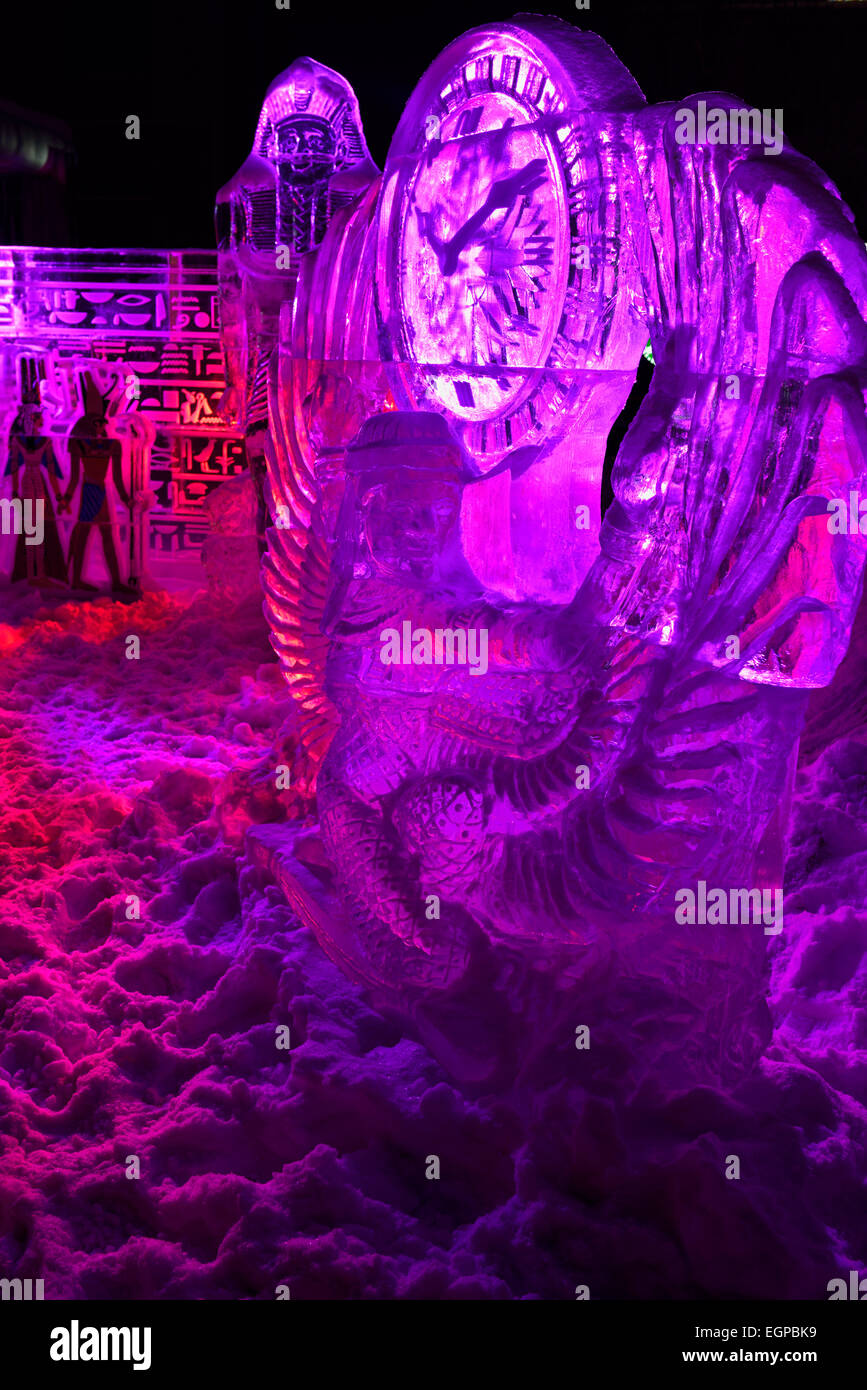 Ailes de vautour déesse Isis avec horloge violet avec des sculptures en glace de feux du village Yorkville Toronto Icefest Parc Cumberland street at night Banque D'Images