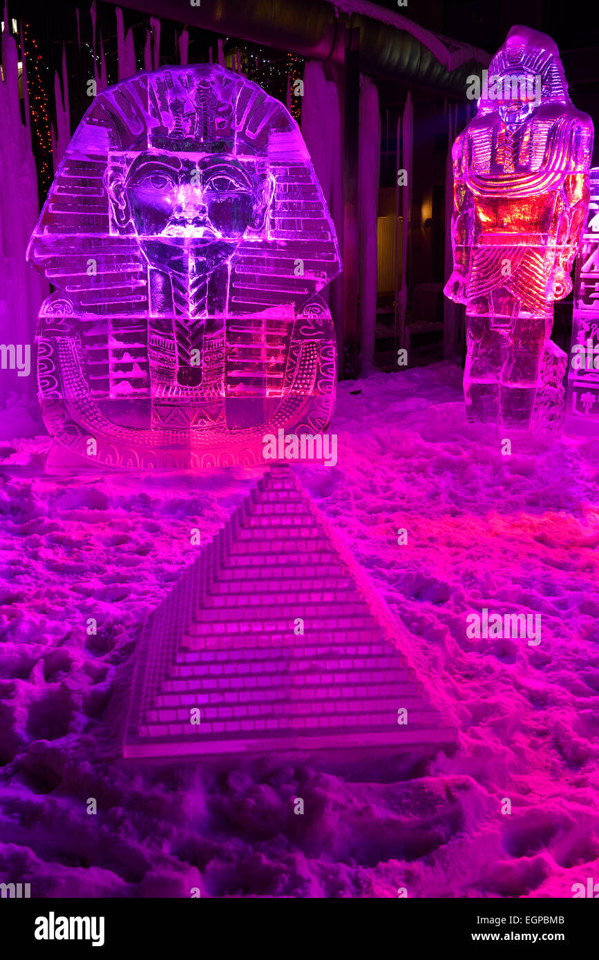 Sculpture de Glace King Tut avec pyramide et purple lights at Yorkville Village Park Icefest Cumberland Toronto street at night Banque D'Images