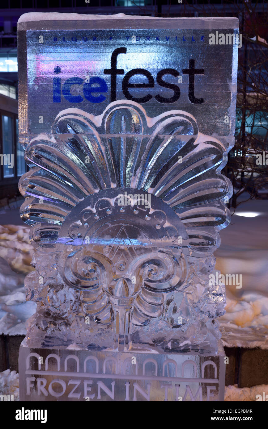 Bloor Yorkville Village Park 10e Icefest Toronto figés dans le temps 2015 fan de la glace de la rue Cumberland dans la nuit Banque D'Images