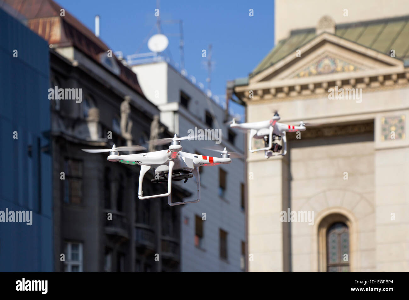 Deux Radio controlled quadcopter drone volant dans la ville Banque D'Images
