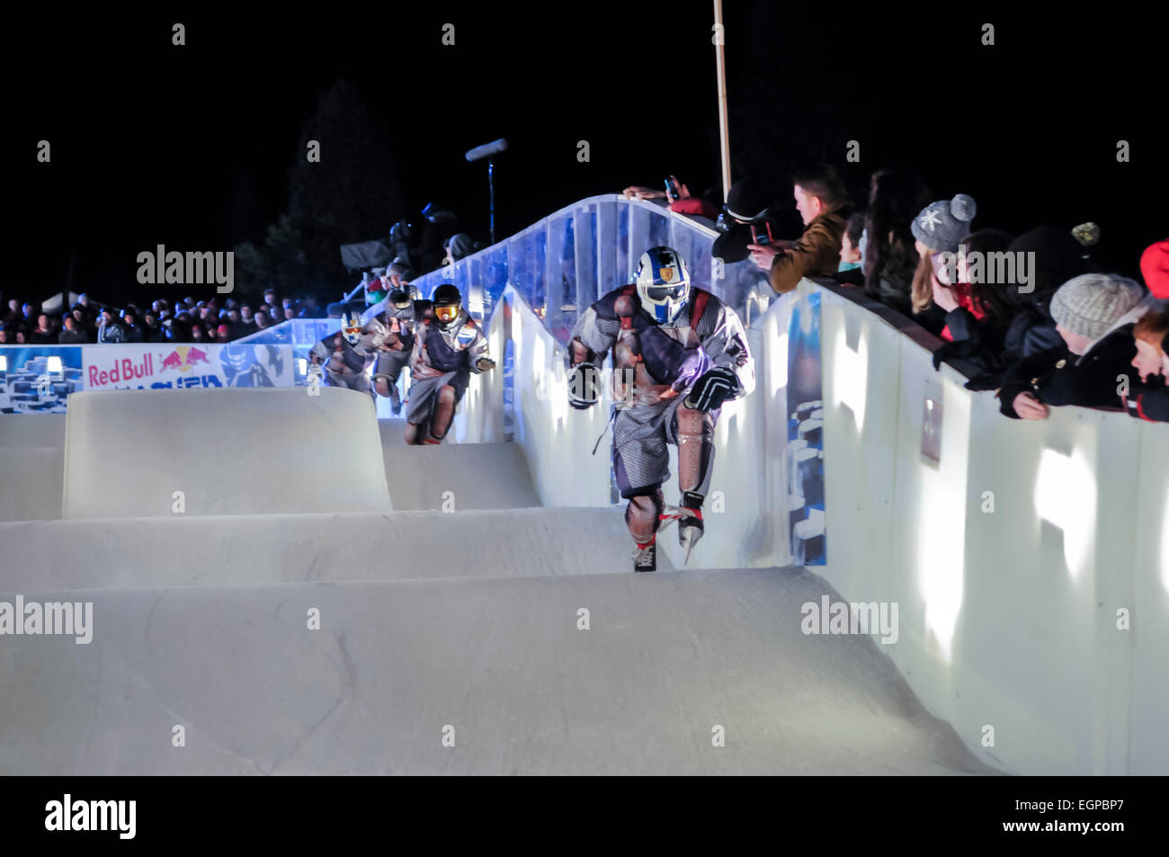 Belfast, Irlande du Nord. 20/02/2015 - Une équipe rend par 'Les vagues' de la voie lors du Red Bull Crashed Ice de la compétition par équipe Banque D'Images