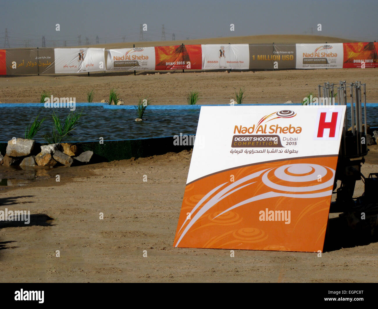 La deuxième édition révisée de Nad Al Sheba Désert de Dubaï 2015 Concours de tir avec la participation des tireurs 1000 de partout dans le monde à partir de la période du 22 février au 28 février 2015. Nad Al Sheba Desert Tournage à partir de la première année est devenu l'un des plus attendus du sport de tir tournoi dans le monde. Il est livré avec une mission claire d'apporter les meilleurs tireurs du monde entier et les mettre tous sous un même toit tir 'Desert' Banque D'Images