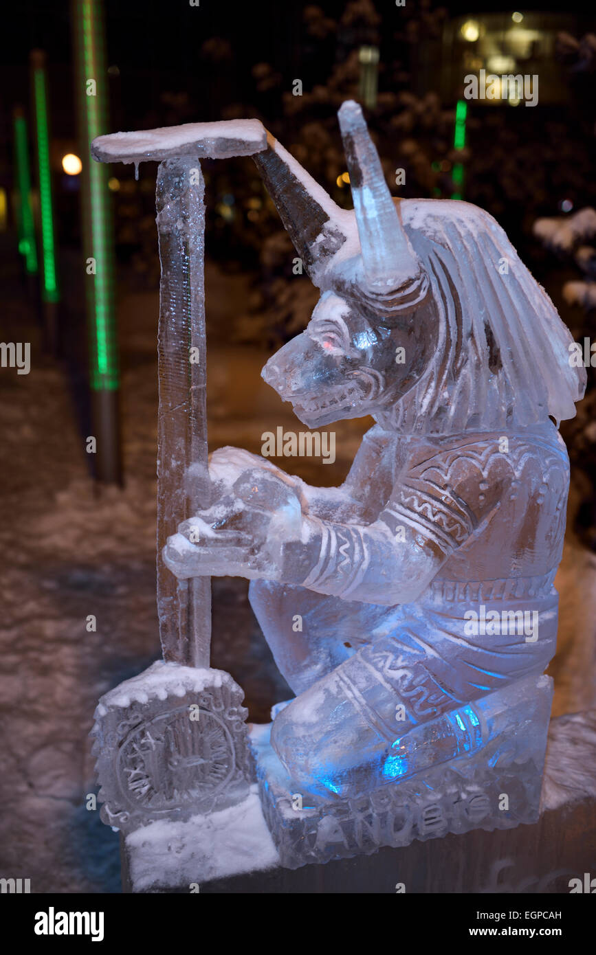 Dieu égyptien Anubis le Chacal noir sculpture de glace Parc Yorkville Toronto Icefest Village Park Cumberland street at night Banque D'Images