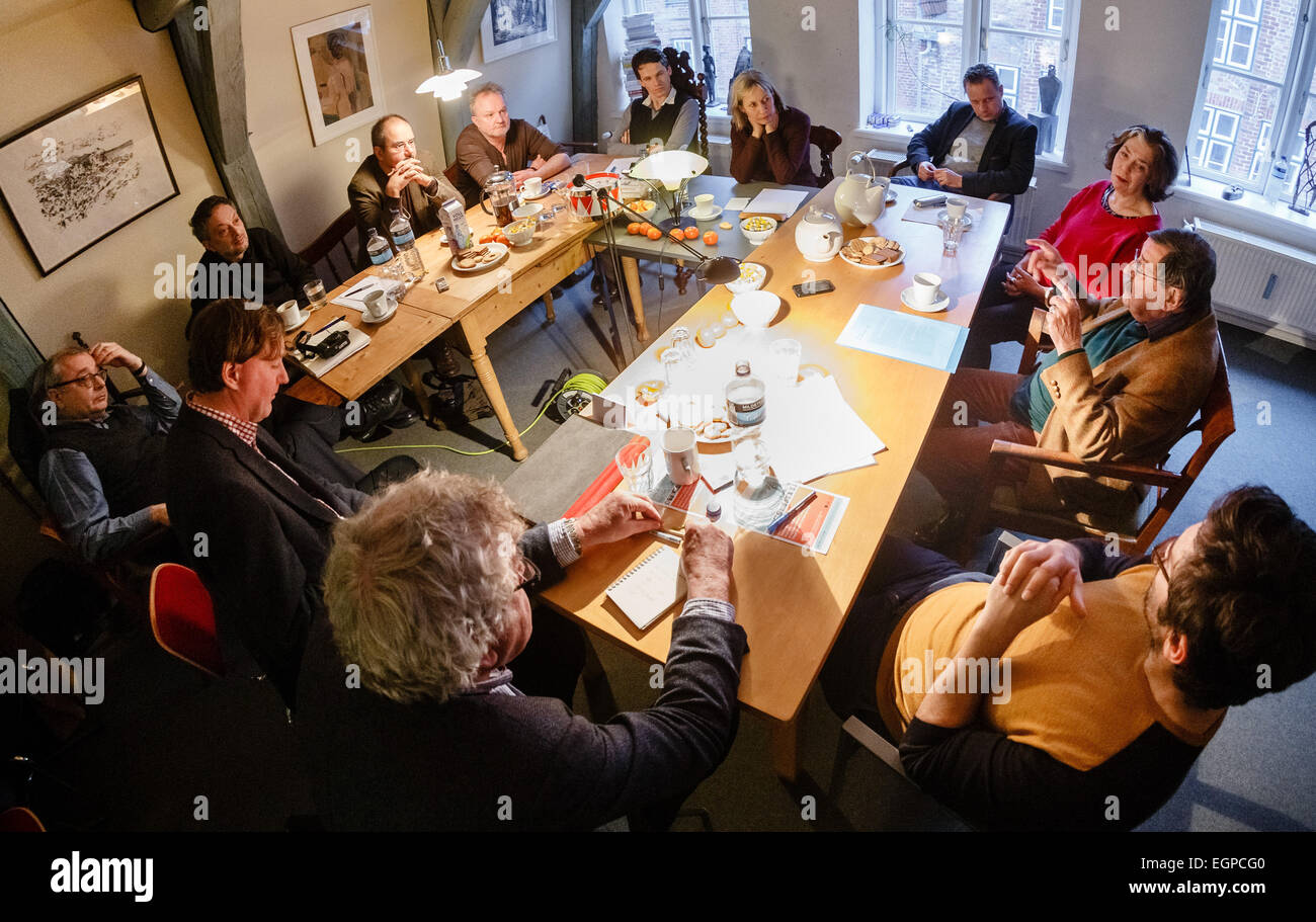 Luebeck, Allemagne. Feb 27, 2015. Les auteurs (l-r), Ferudan Zeimogl Klaus-Juergen Scherer, Sherko Fatah, Norbert Niemann, Fridolin Schley, Dagmar Leupold, Georg Oswald, Irina Liebermann, Guenter Grass, Nicol Ljubic, Spengler Tilmann et journaliste Matthias Hoenig s'asseoir à une table au cours de la 10ème réunion des auteurs de langue allemande à Luebeck, Allemagne, 27 février 2015. Photo : Markus Scholz/dpa/Alamy Live News Banque D'Images