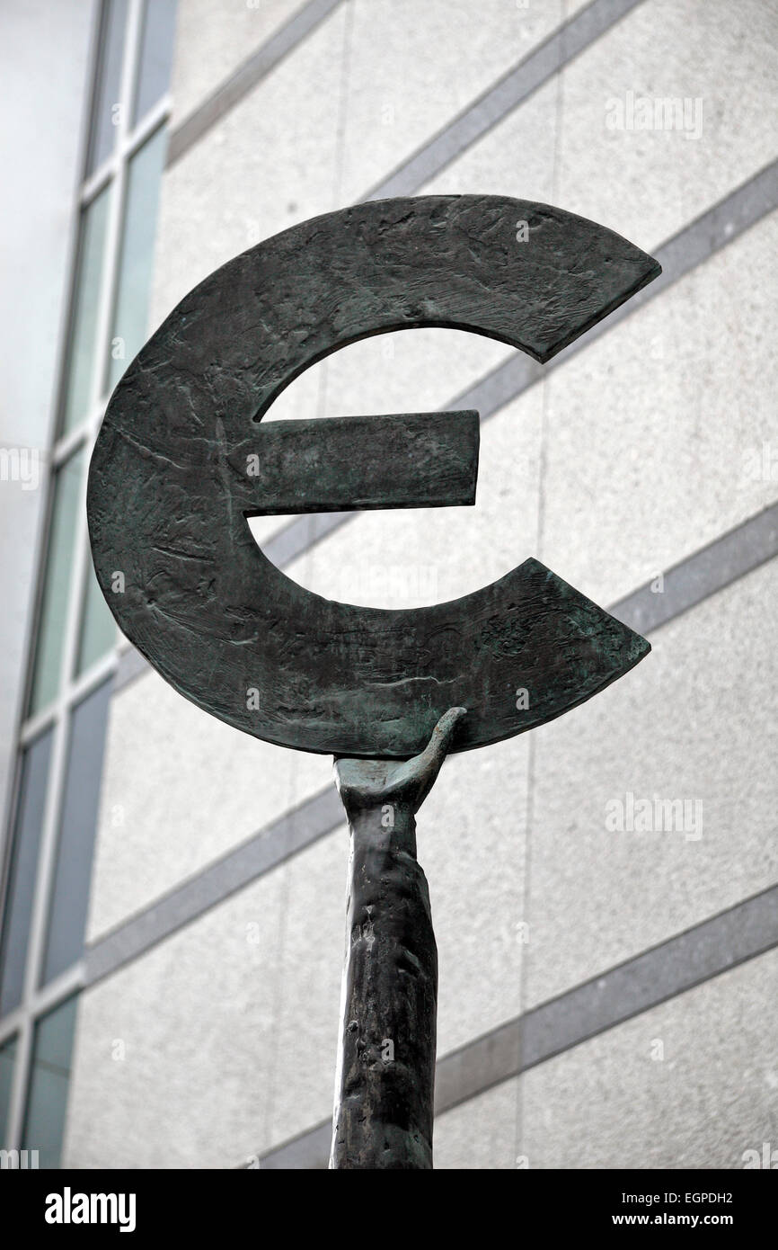 Le symbole de l'euro, Parlement européen, Bruxelles, Belgique. Banque D'Images