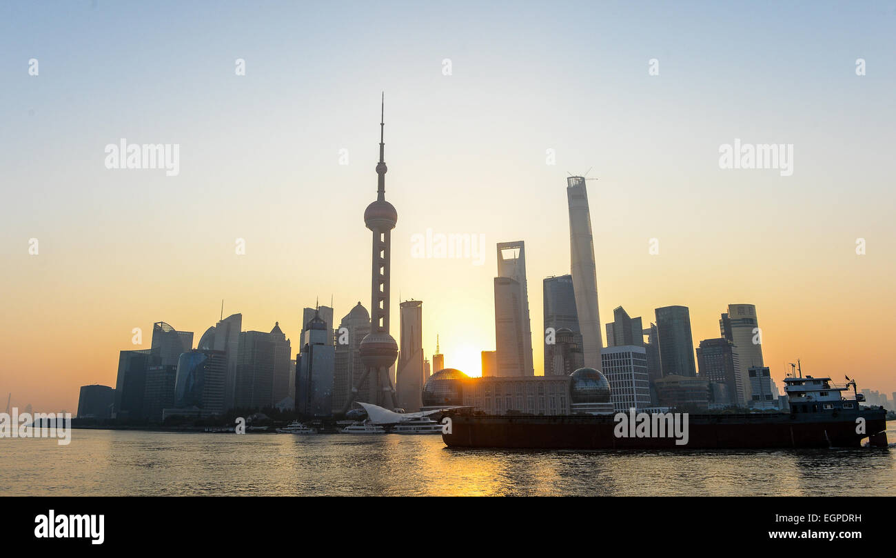 (Dossier) - Une archive photo datée du 11 novembre 2014 montre les toits de Shanghai, Chine. Photo : afp/Spata Ole Banque D'Images