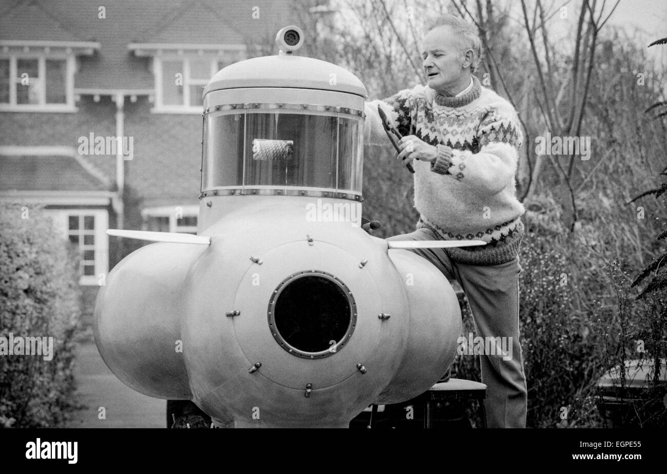 Bill Smith, de Littlehampton, West Sussex, avec son sous-marin jaune fait maison. Banque D'Images