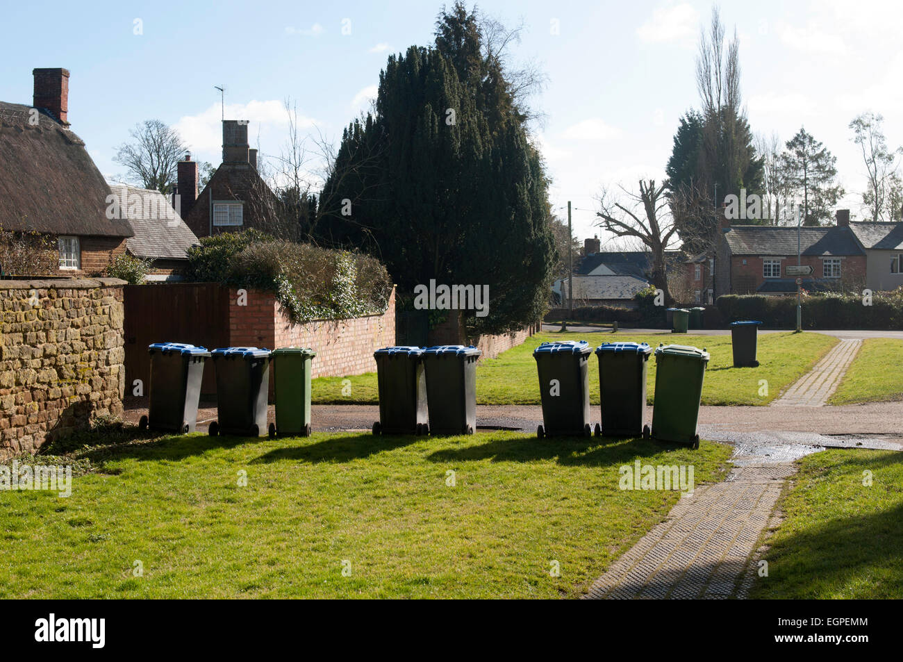 Bacs de recyclage dans Priors Marston village, Warwickshire, England, UK Banque D'Images