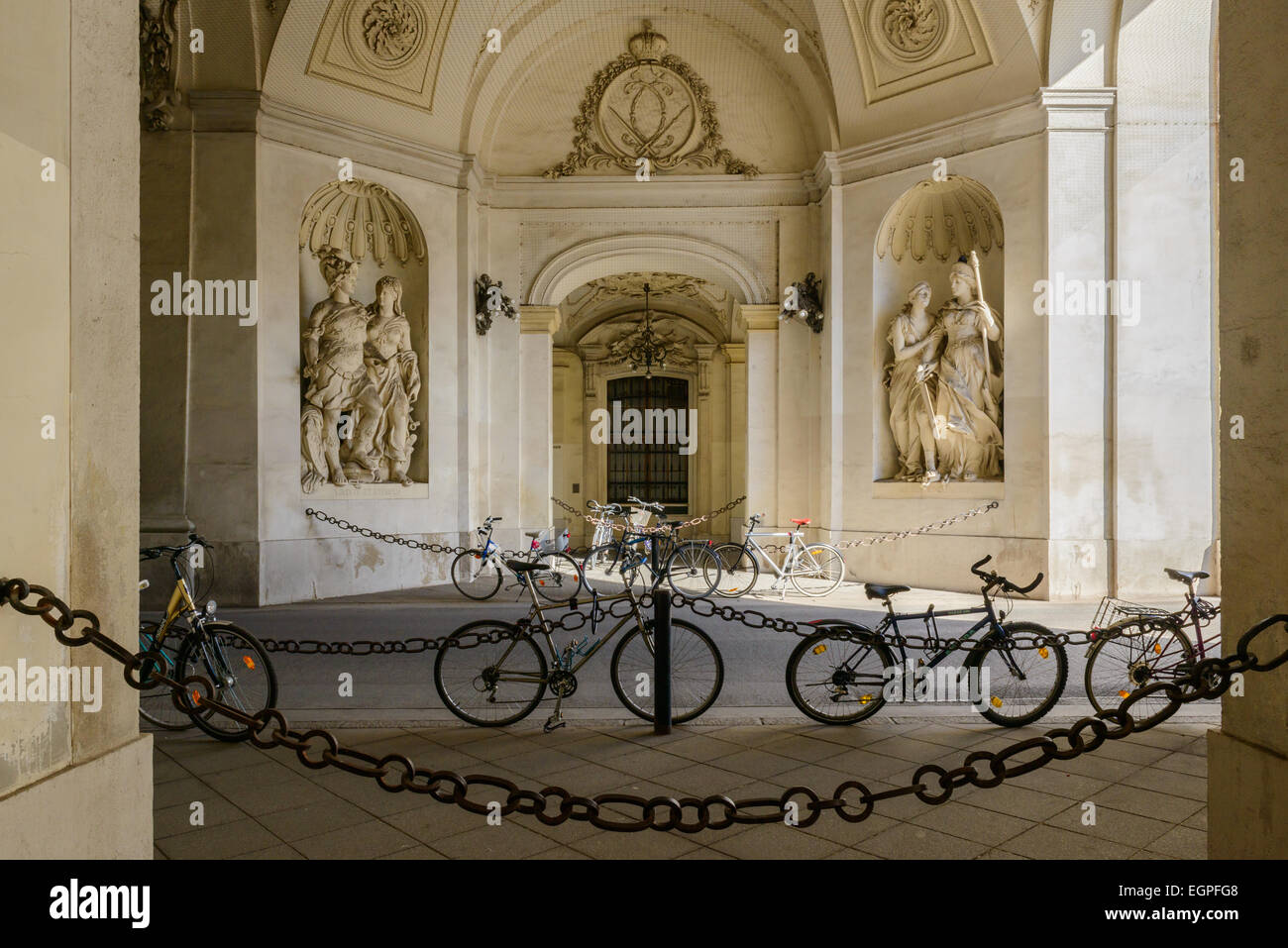 Enchaînés à l'intérieur d'un des vélos de la Hofburg passages du, Vienne, Autriche Banque D'Images