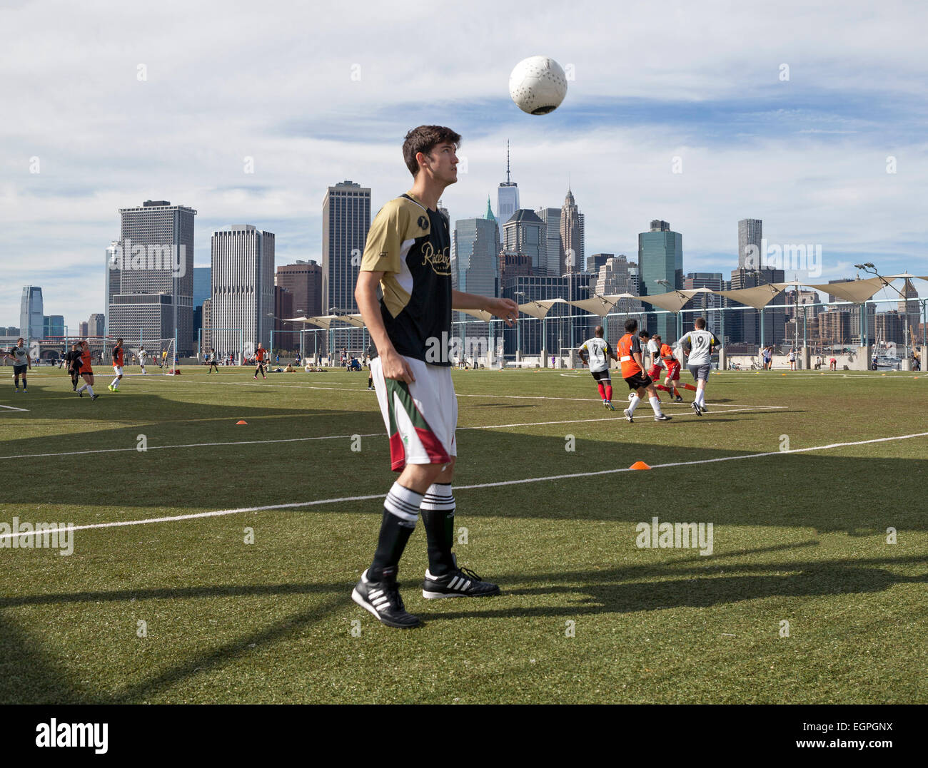 Les joueurs se réchauffent sur les terrains de football du Brooklyn Bridge Park à New York. Banque D'Images