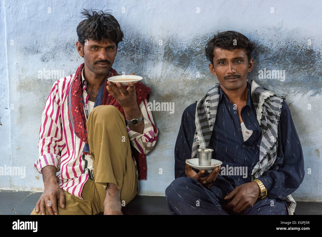 Dans une maison de thé, les hommes boivent chai masala directement hors du porte-gobelet. C'est la tradition dans cette région de l'Inde. Banque D'Images