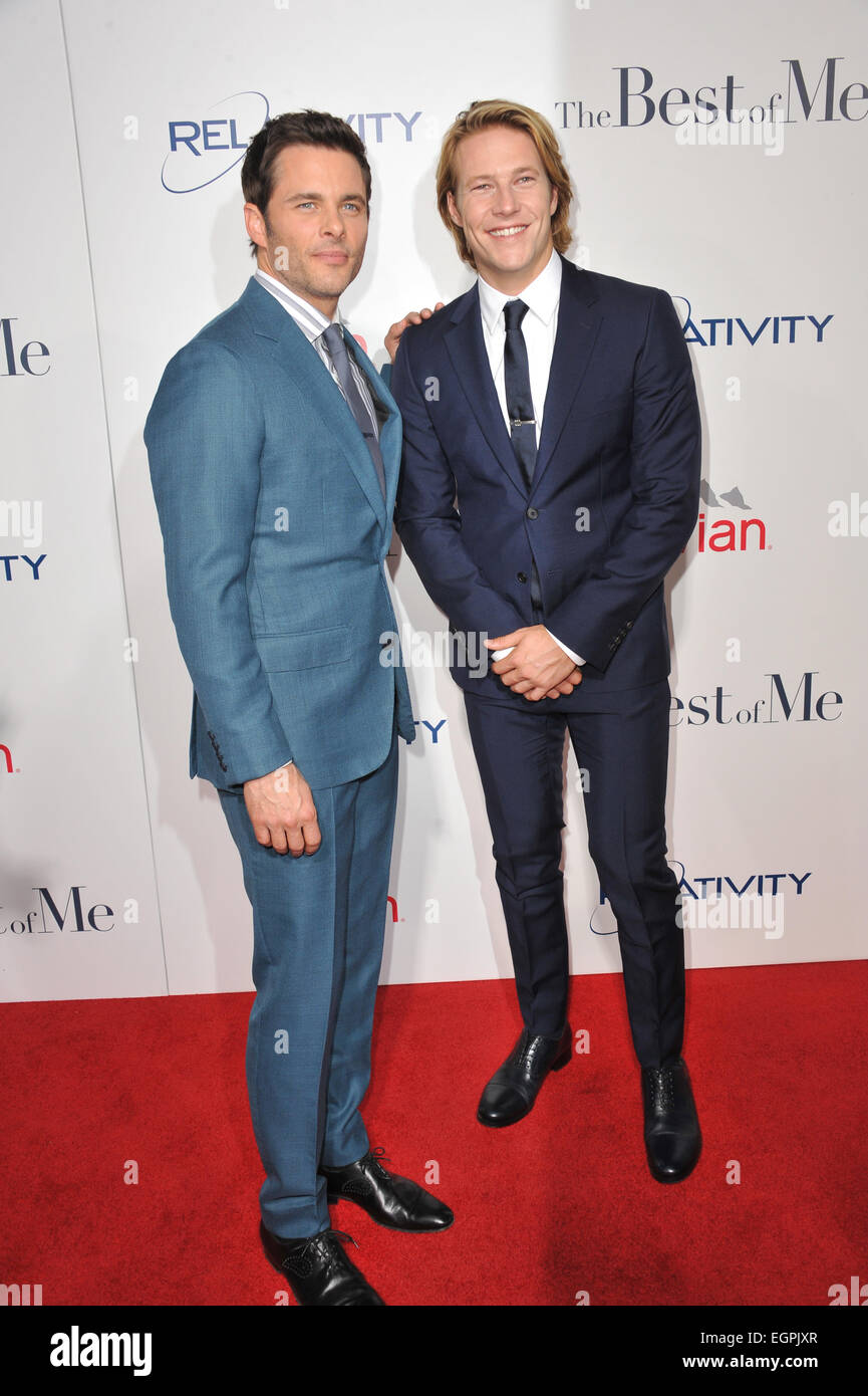 LOS ANGELES, CA - 7 octobre 2014 : James Marsden & Luke Bracey (à droite) lors de la première mondiale de leur film 'Le meilleur de moi" au Regal Cinemas LA Live. Banque D'Images