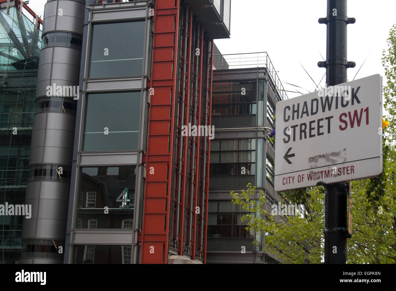 Channel 4 construction et Chadwick street road sign Banque D'Images