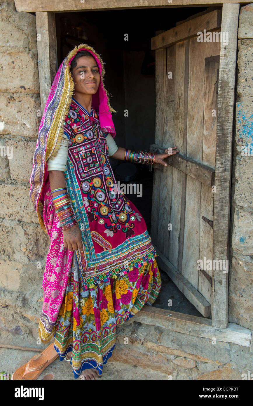 Meghwal dame à entrée de Bhunga, Kutch Banque D'Images