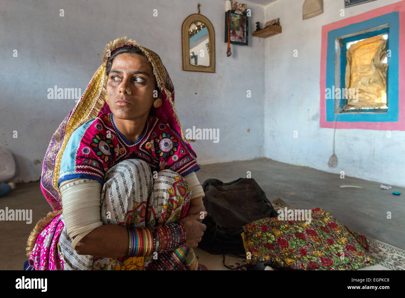Dame à l'intérieur de Bhunga Meghwal, Kutch Banque D'Images