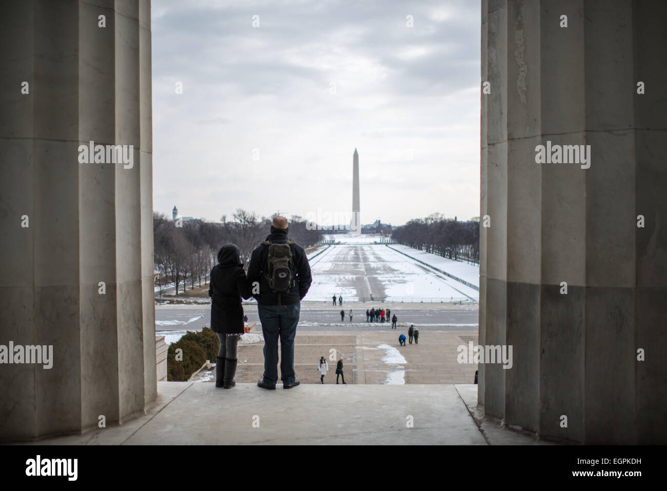 WASHINGTON DC, USA - Touristes regarder du haut des marches du Lincoln Memorial pendant la Reflecting Pool (drainés pour l'hiver) vers le Washington Monument. Banque D'Images