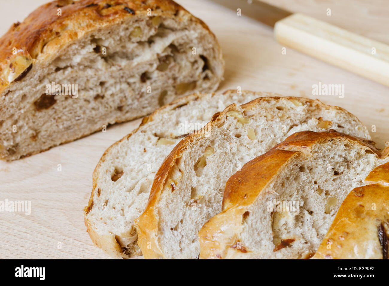 Le pain de blé entier frais on cutting board Banque D'Images